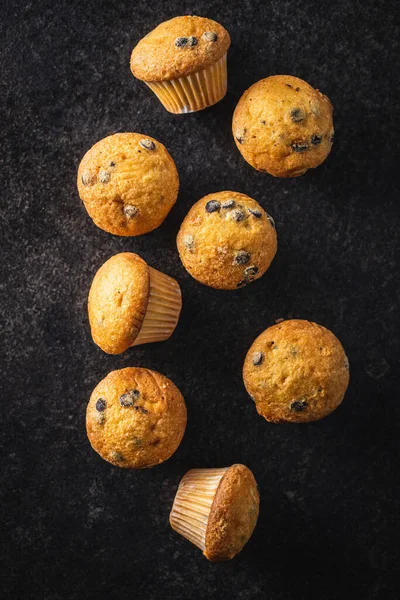 Muffins Vanille Gâteaux Sucrés Sur Table Noire Vue Dessus — Photo