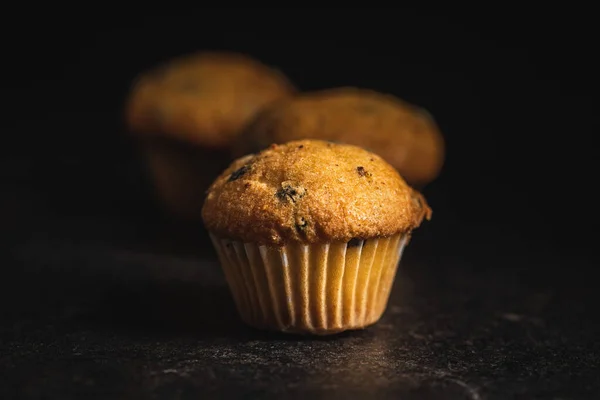 Muffin Alla Vaniglia Dolci Cupcake Sul Tavolo Nero — Foto Stock