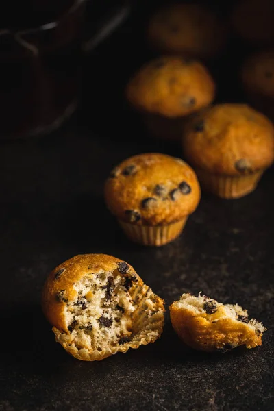 Muffinki Waniliowe Słodkie Babeczki Czarnym Stole — Zdjęcie stockowe