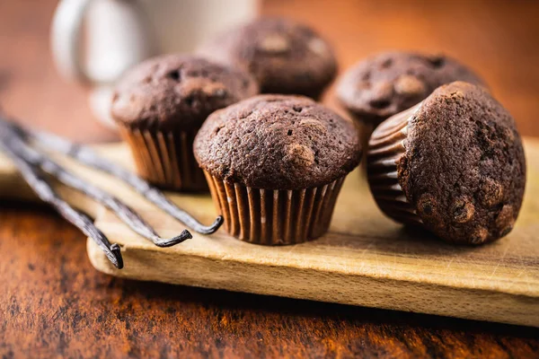 Schokoladenmuffins Süße Dunkle Cupcakes Und Vanilleschoten Auf Holztisch — Stockfoto