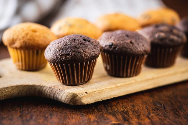 Muffins Chocolat Vanille Gâteaux Sucrés Sur Table Bois — Photo