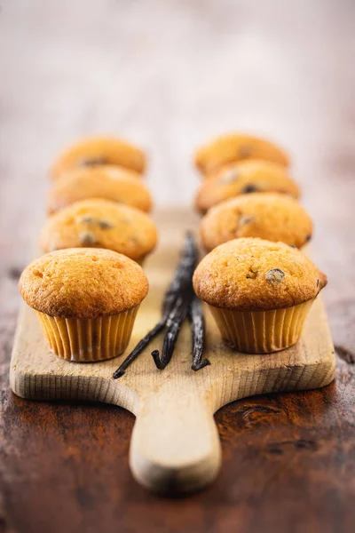 Muffins Vanille Cupcakes Sucrés Gousses Vanille Sur Table Bois — Photo