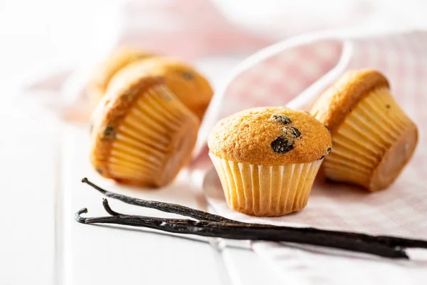 Muffins Vanille Cupcakes Sucrés Gousses Vanille Sur Table Blanche — Photo