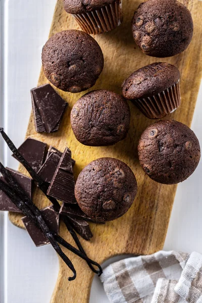 Schokoladenmuffins Süße Dunkle Cupcakes Mit Schokolade Und Vanilleschoten Auf Schneidebrett — Stockfoto