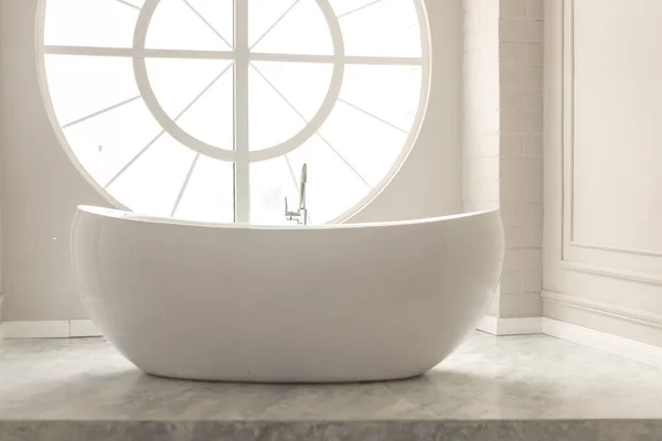 白色的现代地板浴缸 有圆形窗户 用粉刷粉刷墙壁 奢华的浴室内部 — 图库照片