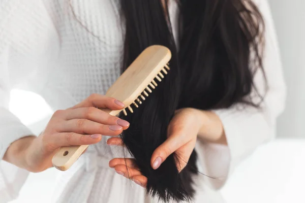 Gescheurde Brunette Vrouw Badjas Borstelen Haar Close Uitzicht — Stockfoto