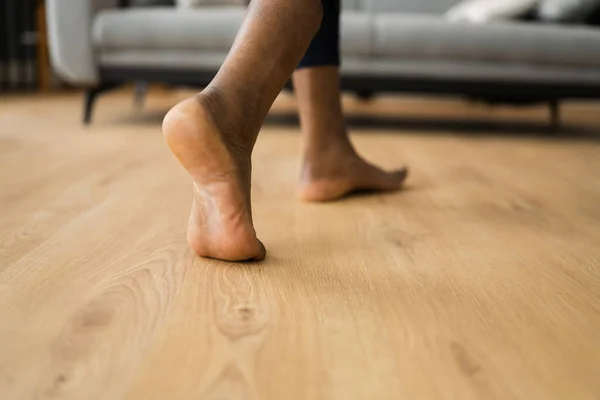 Afrikalı Çıplak Ayaklı Kadın Oturma Odasında Isıtmalı Yerde Yürüyor — Stok fotoğraf