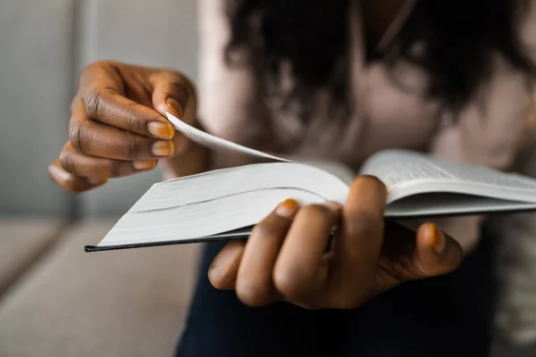 American African Prayer Woman Bijbelboek Handen Studeren — Stockfoto