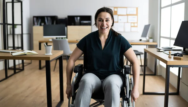 Imprenditrice Handicappata Disabile Sedia Rotelle Sul Lavoro — Foto Stock