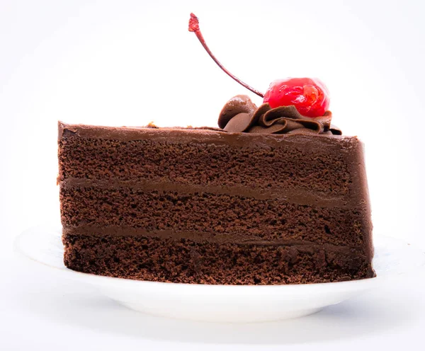 用陶瓷盘装饰樱桃的巧克力蛋糕 白色背景的美味佳肴甜点 — 图库照片