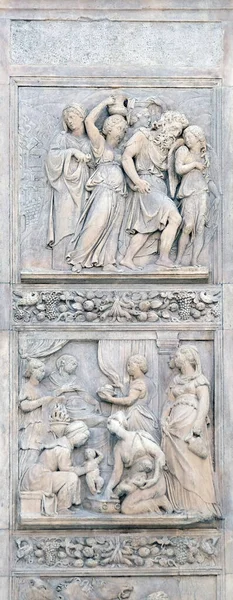 ニッコロ トリボロによるロスの脱出とエスアウとジェイコブの誕生アルフォンソ ロンバルディによるボローニャのサン ペトロニオ大聖堂の左ドア イタリア — ストック写真