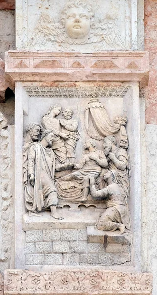 イエスはカサリオによってラザロを育て イタリアのボローニャにあるサン ペトロニオ大聖堂の左ドア — ストック写真