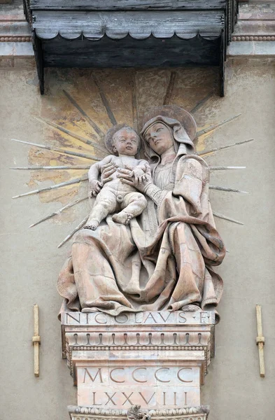 Vergine Nary Con Statua Gesù Bambino Sulla Facciata Della Casa — Foto Stock