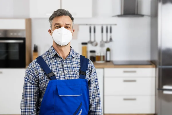 Sanitair Man Onderhoud Reparateur Handyman Face Mask — Stockfoto