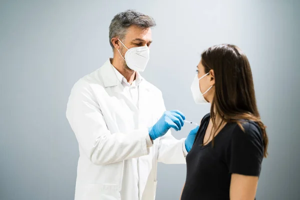 Schwangere Frau Wird Von Arzt Mit Gesichtsmaske Geimpft — Stockfoto