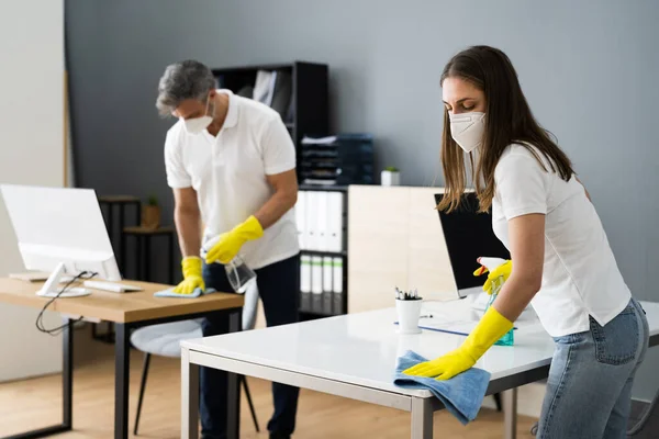 Impresa Pulizia Janitor Cleaner Con Mop Maschera Viso — Foto Stock