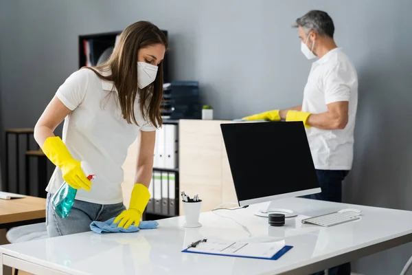 Reinigungsservice Hausmeisterreiniger Mit Wischmopp Gesichtsmaske — Stockfoto