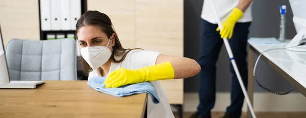 Conciërge Cleaner Vrouw Het Gezicht Masker Reiniging Bureau — Stockfoto