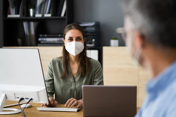 Zakelijke Mensen Dragen Covid Face Mask Sociale Afstandelijkheid — Stockfoto