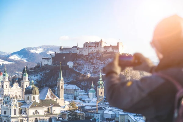 Joven Turista Está Haciendo Una Foto Salzburgo Con Teléfono Inteligente — Foto de Stock