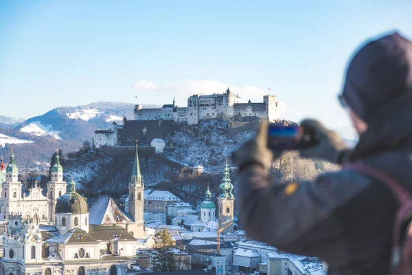 Fiatal Turista Férfi Csinál Egy Fényképet Salzburg Vele Smartphone Téli — Stock Fotó