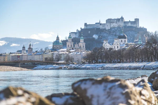 Panorama Salzburgo Invierno Ribera Del Río Nieve Centro Histórico Río — Foto de Stock