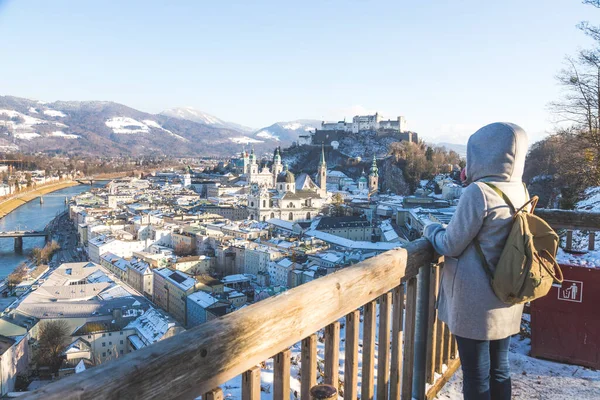 Fiatal Télikabátban Élvezi Kilátást Salzburg Történelmi Központjában — Stock Fotó