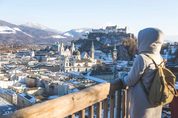 Femeia Tânără Haină Iarnă Bucură Priveliștea Asupra Orașului Salzburg Centrul — Fotografie, imagine de stoc