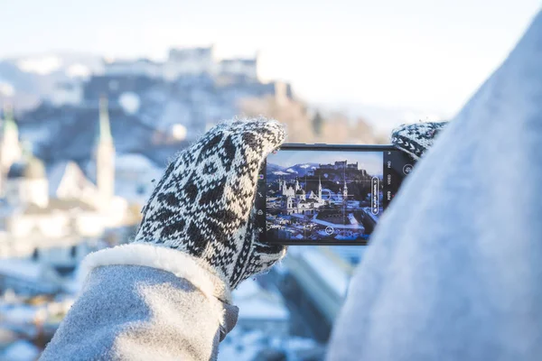 Mladá Turistka Dělá Fotografii Salcburku Svým Smartphonem Zimní Čas — Stock fotografie