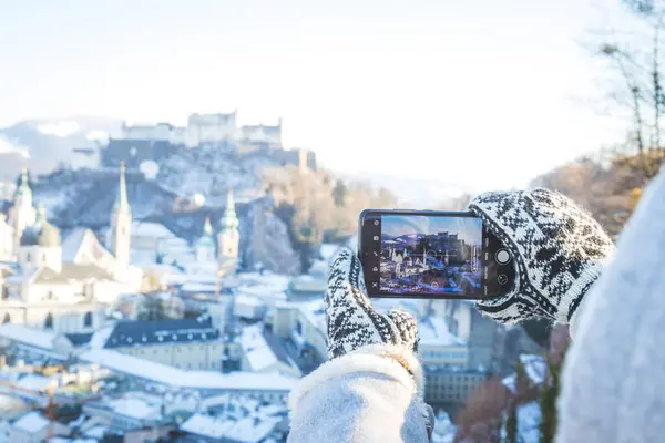 Fiatal Turista Csinál Egy Fényképet Salzburg Vele Smartphone Téli Időszámítás — Stock Fotó