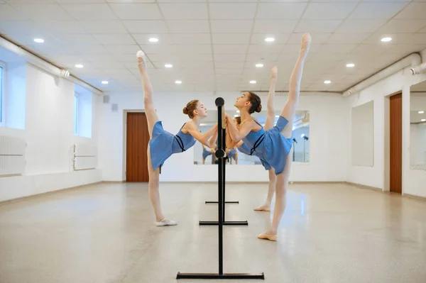 Due Giovani Ballerine Che Provano Alla Sbarra Classe Scuola Danza — Foto Stock