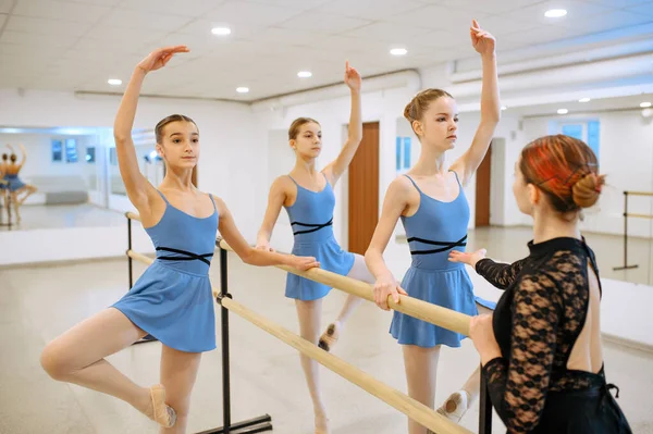 Insegnante Giovani Ballerine Esercitano Alla Sbarra Classe Scuola Danza Classica — Foto Stock