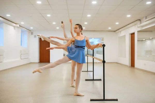 Tre Giovani Ballerine Che Provano Alla Sbarra Classe Scuola Danza — Foto Stock