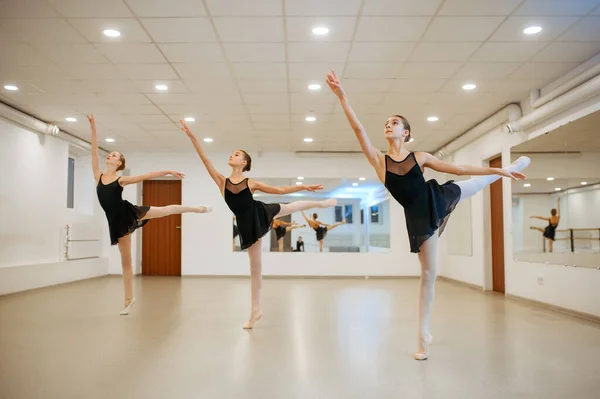 三个年轻的芭蕾舞演员 在课堂上排练的青少年 芭蕾舞学校 参加舞蹈课的女舞蹈演员 练习优雅舞蹈的女孩 — 图库照片