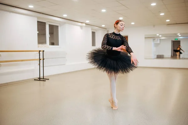 Coreografa Elegante Ballerina Che Esibisce Classe Scuola Danza Classica Ballerine — Foto Stock