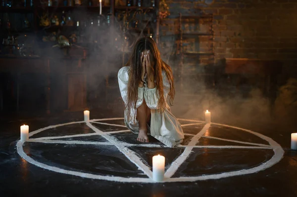 Τρελή Δαιμονική Γυναίκα Που Κάθεται Μαγικό Κύκλο Κεριά Δαίμονες Που — Φωτογραφία Αρχείου