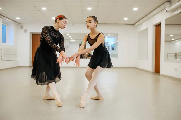 Profesora Ensayando Con Joven Bailarina Clase Escuela Ballet Bailarinas Clase —  Fotos de Stock