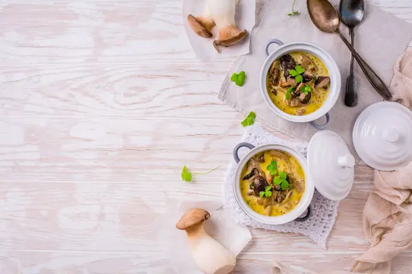Sup Jamur Lezat Dengan Herbal Dalam Menyajikan Pot Atas Meja — Stok Foto