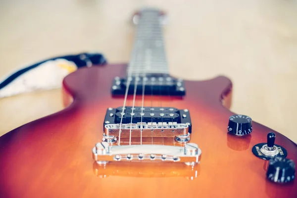 Guitarra Eletrônica Sunburst Óptica Deitada Chão Madeira — Fotografia de Stock