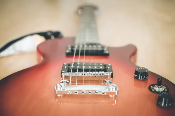 Guitarra Eletrônica Sunburst Óptica Deitada Chão Madeira — Fotografia de Stock