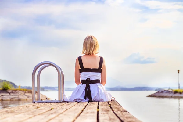 Νεαρό Κορίτσι Λευκό Φόρεμα Κάθεται Μια Γέφυρα Και Απολαμβάνει Θέα — Φωτογραφία Αρχείου
