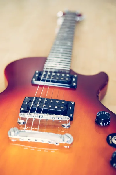 Guitarra Eletrônica Sunburst Óptica Deitada Chão Madeira — Fotografia de Stock