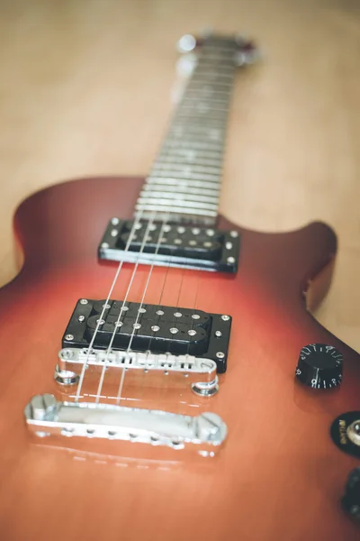Guitarra Electrónica Óptica Sunburst Acostado Suelo Madera —  Fotos de Stock