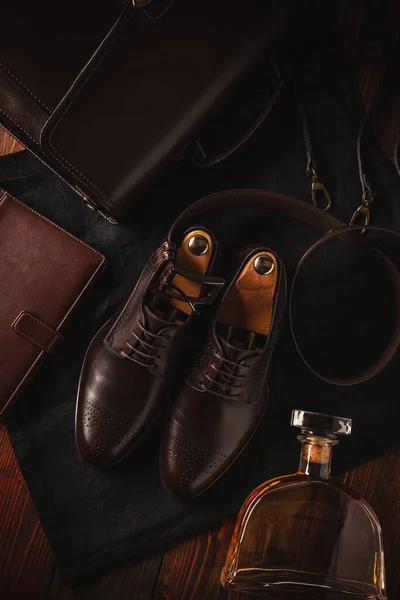 Ahşap Bir Arka Planda Şık Erkek Klasik Kahverengi Ayakkabıları — Stok fotoğraf