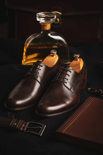 Siyah Arka Planda Şık Erkek Ayakkabıları Kemeri Günlüğü — Stok fotoğraf
