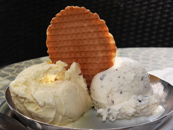 チョコレートとバニラのアイスクリーム — ストック写真