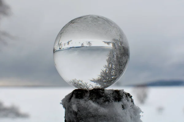 Glaskugel Auf Schneebedecktem Holz Einem Kalten Wintertag Der Natur Mit — Stockfoto