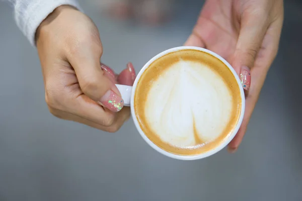 Secangkir Kopi Latte Art Heart Tangan Gadis Remaja Tampilan Atas — Stok Foto