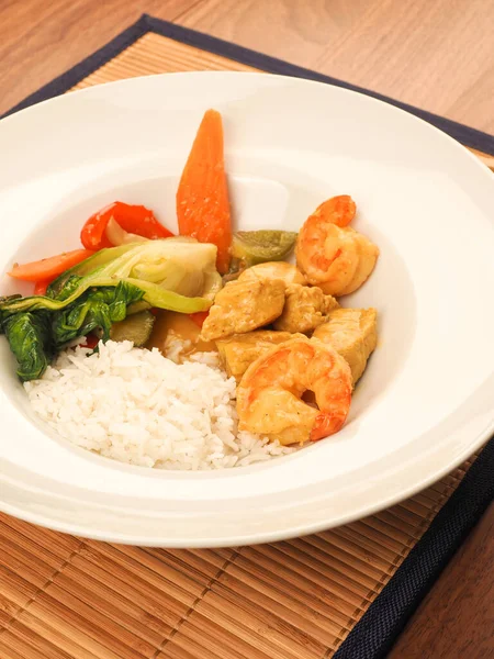 Röd Thailändsk Curry Med Kyckling Och Räkor Med Stekta Grönsaker — Stockfoto