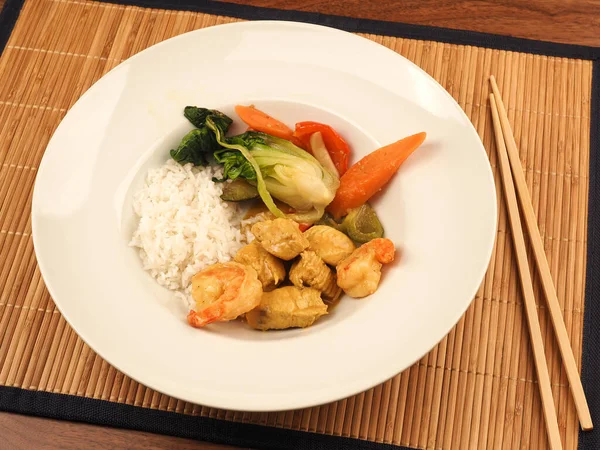 Röd Thailändsk Curry Med Kyckling Och Räkor Med Stekta Grönsaker — Stockfoto